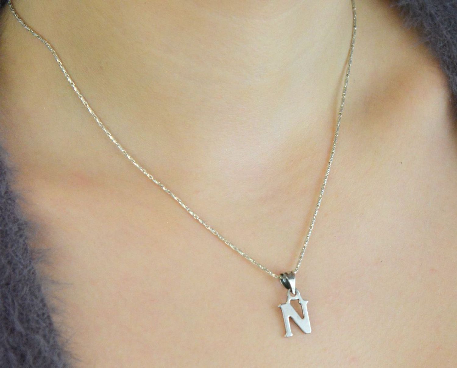 Srebrny łańcuszek damski DIA-LAN-6518-925 – delikatny łańcuszek o szerokości 1 mm i długości 70 cm. Wykonany ze srebra próby 925, waży ok. 4,40 g, z zapięciem na karabińczyk. 1.jpg